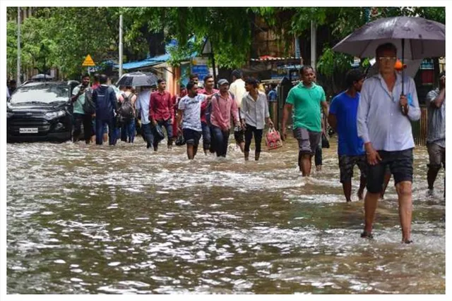 ভারী বৃষ্টিপাতের পূর্বাভাস মুম্বাইতে