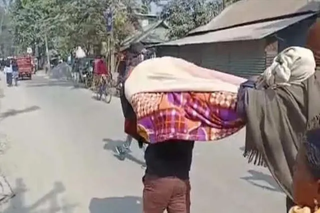 কনকনে ঠান্ডায় মায়ের দেহ কাঁধে তুলে শ্মশানে রওনা 'নিরুপায়' ছেলের