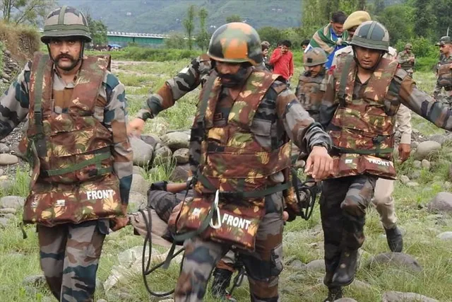 মৃত্যুর মুখ থেকে ২ যুবককে ফেরাল ভারতীয় সেনা