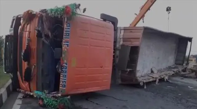 মার্বেল বোঝাই ট্রাক উল্টে গেল জাতীয় সড়কে