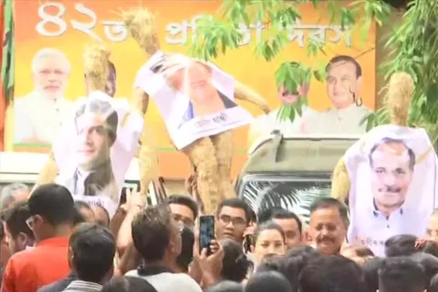 'রাষ্ট্রপত্নী' মন্তব্যের প্রতিবাদে বিজেপি কর্মীদের বিক্ষোভ দেখান