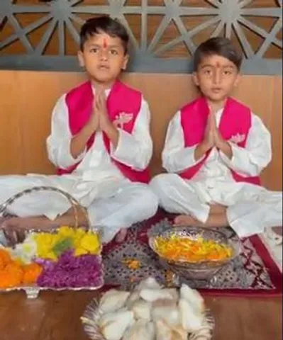 গণেশ বন্দনায় রিতেশ দেশমুখের দুই পুত্র