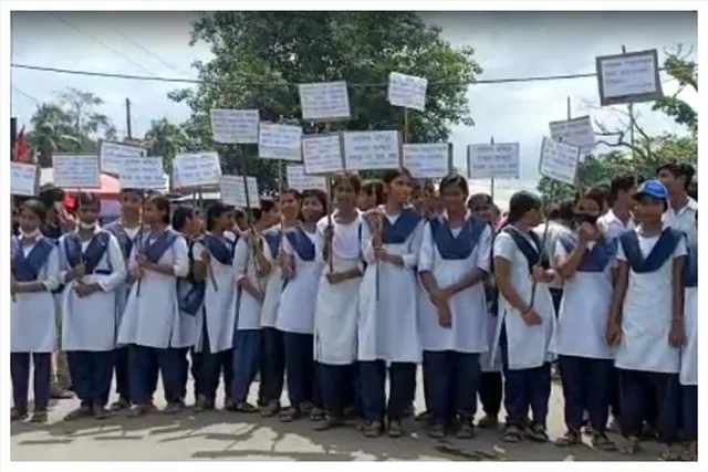 রাস্তা মেরামতের দাবিতে অবরোধ