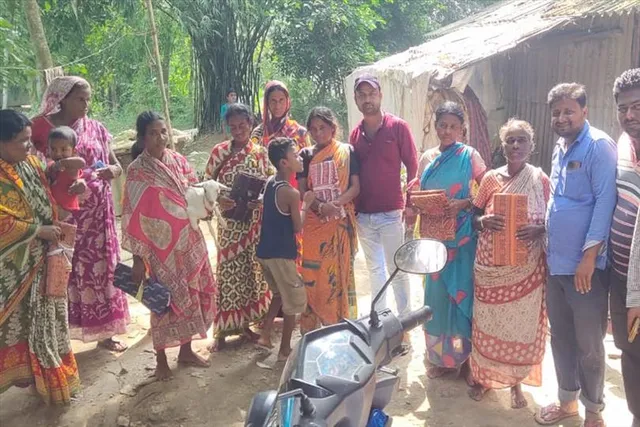 এ বছরের তৃণমূলের পক্ষ থেকে দেওয়া হয়েছে পুজোর উপহার