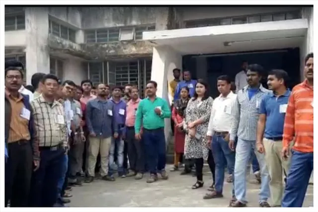 ডিএ বৃদ্ধি ও শূন্য পদ পূরণ সহ একাধিক দাবিতে সরকারী কর্মীরা