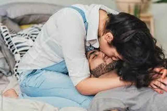 আদরযাপনে এইভাবে কমান দূরত্ব