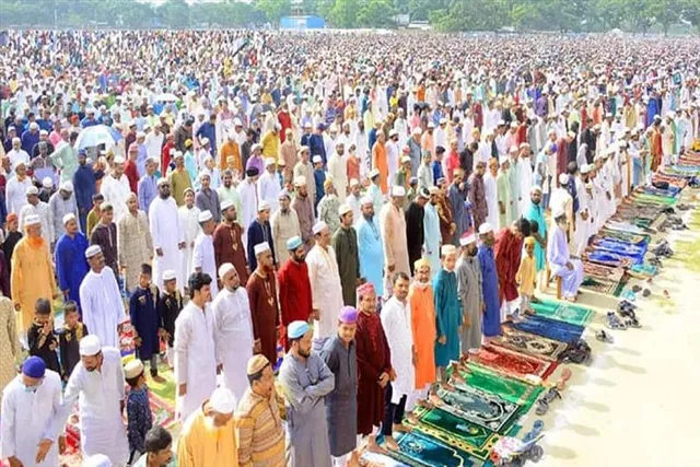 ঈদের নামাজে যোগ দিলেন ৩ লাখ মানুষ