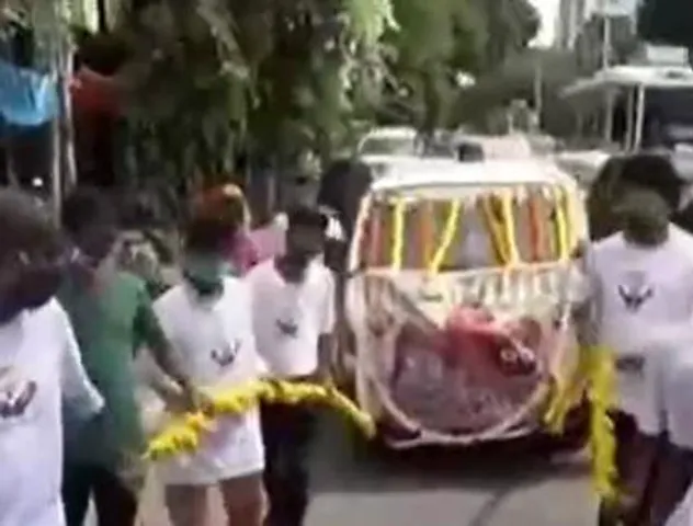 কলকাতা মেডিক্যাল কলেজ এলাকায় অ্যাম্বুলেন্সকে সাজানো হল রথের মতো করে