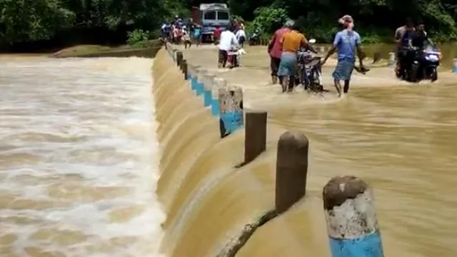 প্রবল বৃষ্টিতে নদীতে জলস্তর বেড়ে বিপত্তি