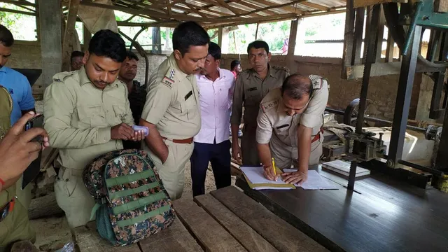 বেআইনি কাঠ চেরাই মিলে অভিযান বন দফতরের