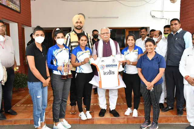 ভারতের মহিলা হকি দলের সদস্যদের সম্মানিত করলেন হরিয়ানার মুখ্যমন্ত্রী