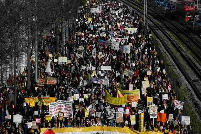 উন্নত বেতনের দাবিতে কয়েক হাজার শিক্ষকের মিছিল