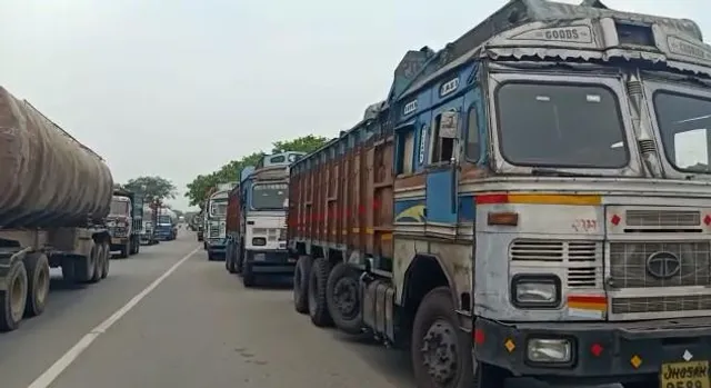 গত পাঁচ-ছয় দিন ধরে সেতুর উপর দাঁড়িয়ে রয়েছে কয়লা বোঝাই ট্রাক