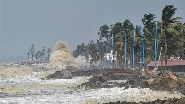 ধেয়ে আসছে জাওয়াদ, সেচ ও বিদ্যুৎ দফতরের কর্মীদের ছুটি বাতিল