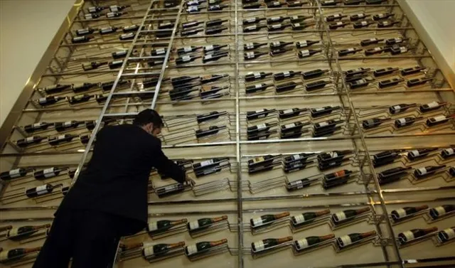 দুবাইয়ে অ্যালকোহল বিক্রির ওপর ৩০ শতাংশ কর স্থগিত