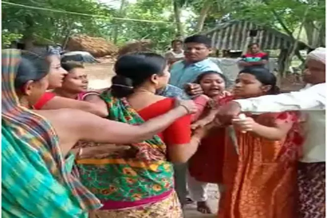 রাস্তা তৈরিকে কেন্দ্র করে কোদাল হাতে নিয়ে দুই পরিবারের ধস্তাধস্তি