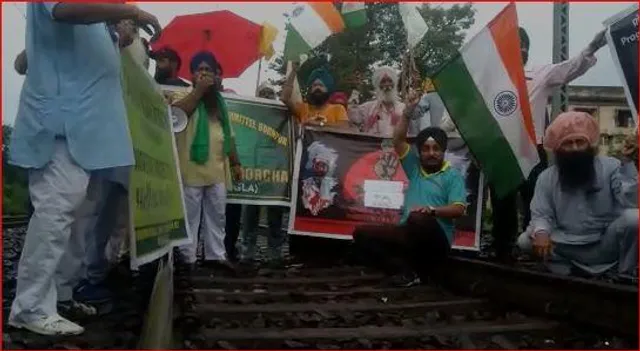 কৃষি বিলের প্রতিবাদে রেল অবরোধ
