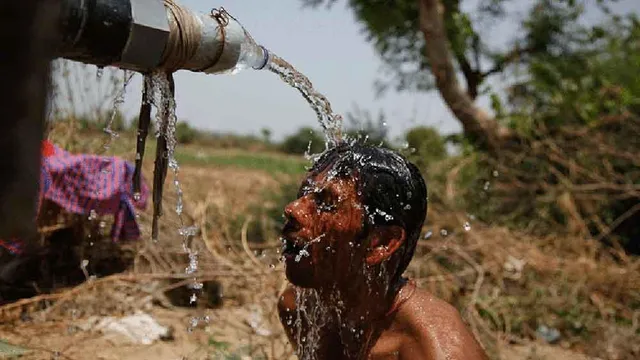 গরমে ৯ জেলার ৭২টি ব্লকে জলস্তর নামায় চিন্তিত রাজ্য