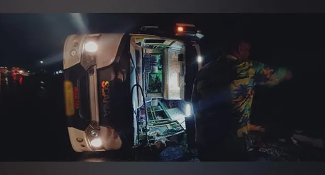 তামিলনাড়ুর মাদুরাইতে ২৪ জন যাত্রী নিয়ে দুর্ঘটনার কবলে মিনিভ্যান