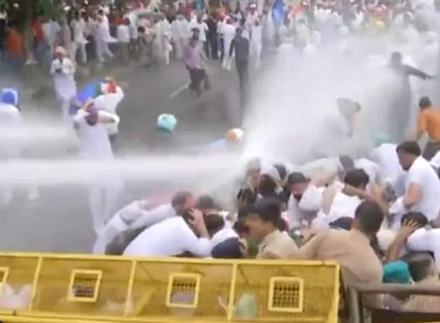 চণ্ডীগড়ে কংগ্রেসের বিক্ষোভ মিছিল লক্ষ্য করে পুলিশের জল কামান, দেখুন ভিডিও