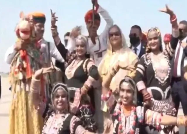রাজস্থানী লোকশিল্পীদের নৃত্যের তালে পা মেলালেন শেখ হাসিনা