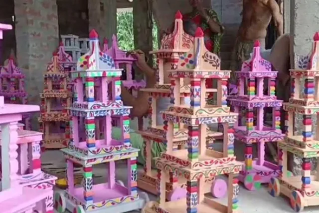 রথযাত্রার আগে রথ বানানোর কাজ চলছে জোর কদমে