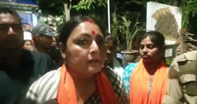 বিজেপির হোডিং খুলে দেওয়া নিয়ে উত্তেজনা