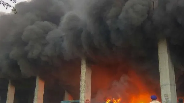 হাওড়ার তুলোর গুদামে বিধ্বংসী আগুন