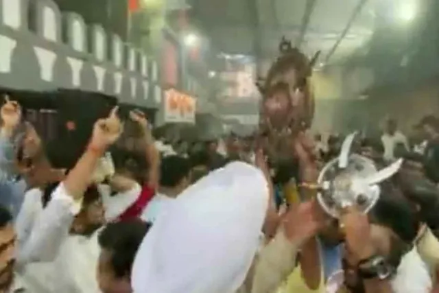 শিন্ডের নির্বাচনী প্রতীকী 'তরোয়াল ও ঢাল', সমর্থকদের উদযাপন- দেখুন ভিডিও