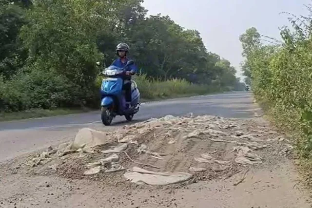 পাকা রাস্তার উপর মাটির স্তূপ, দুর্ঘটনার আশঙ্কা