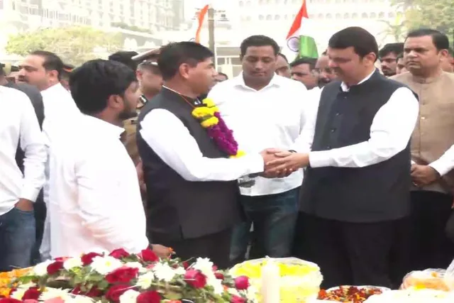 মুম্বাই সন্ত্রাসী হামলা: সাধারণ মানুষের সঙ্গে শ্রদ্ধা নিবেদন উপ-মুখ্যমন্ত্রীর