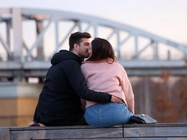 Asexual চুম্বন করতে পারেন?