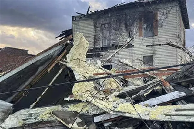 ৫টি টর্নেডোর জেরে আমেরিকায় রেললাইন থেকে উড়ে গেল মালগাড়ি