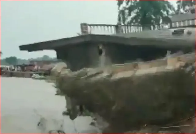 ভারী বৃষ্টিতে বিপর্যস্ত বিহার, ভেঙে পড়ছে ঘর-বাড়ি