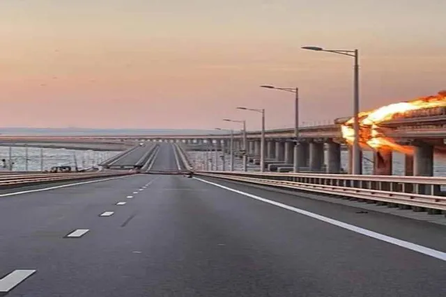 ইউক্রেনের কেৰ্চ ব্রিজে বিস্ফোরণ- দেখুন ভিডিও