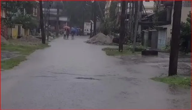 মুষলধারে নামল বৃষ্টি, দেখুন ভিডিও