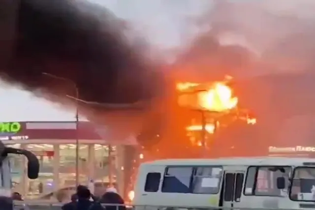 রাশিয়ার শপিং সেন্টারে ভয়াবহ আগুন