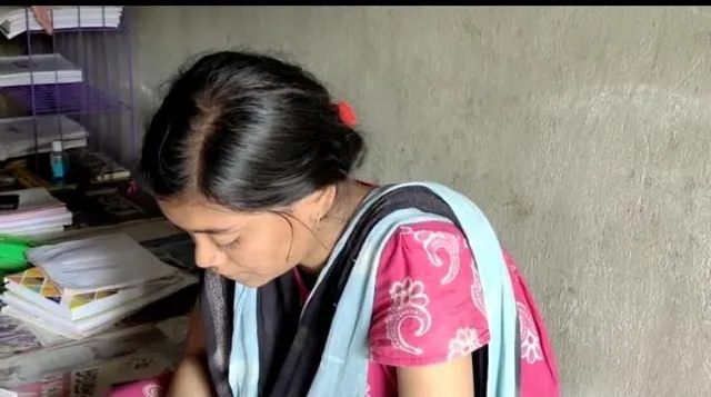 প্রতিবন্ধকতাকে ভুলে মাধ্যমিকের জন্য প্রস্তুত ঈশিতা