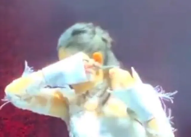 হিজাব বিরোধী বিক্ষোভে মঞ্চে চুল কেটে সমর্থন তুর্কি গায়িকার