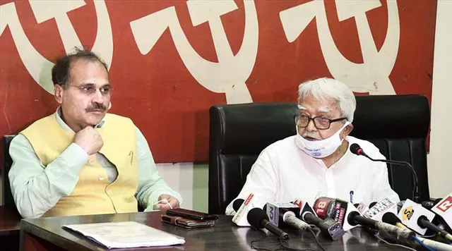 পুরভোটেও কি হাত ধরাধরি?