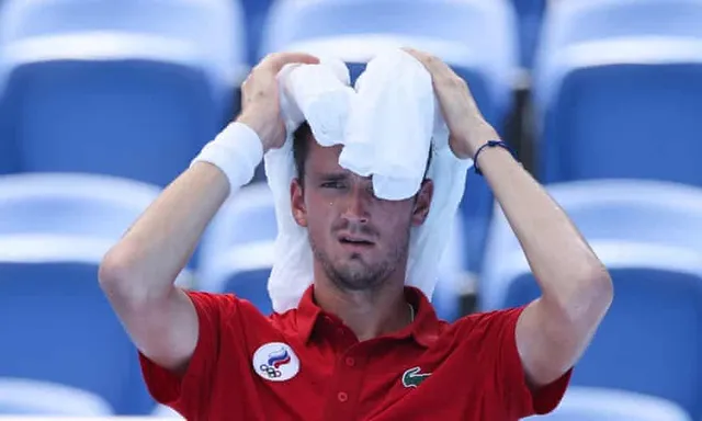 ‘আমার প্রাণ গেলে দায় কে নেবে’? চেয়ার আম্পায়ারকে জিজ্ঞেস করলেন টেনিস তারকা মেদভেদেভ