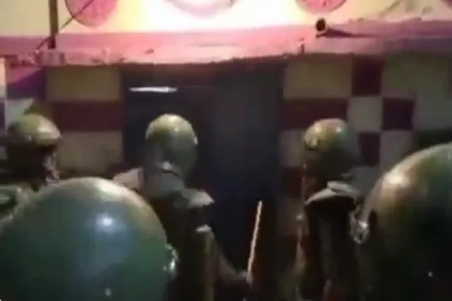 হায়দ্রাবাদে ফের বিক্ষোভ, বাড়ির দরজা ভেঙে তান্ডব পুলিশের- দেখুন ভিডিও