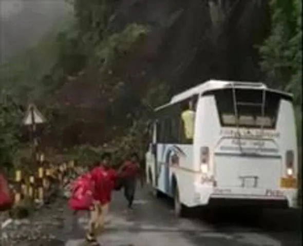 নৈনিতালে ভূমিধসে ভয়াবহ দুর্ঘটনার হাত থেকে অল্পের জন্য রক্ষা পেল বাস