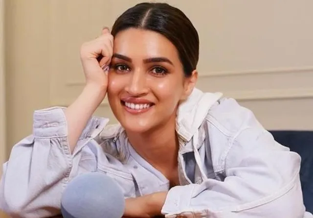 ইনস্টাগ্রামে ৫০ মিলিয়নের গন্ডি অতিক্রম করল কৃতি স্যানন