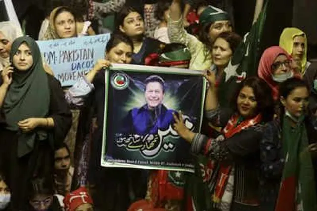 ইমরান খানের ক্ষমতাচ্যুতির বিরুদ্ধে দুবাইয়ে বিক্ষোভ