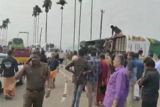 ৪৪ জন যাত্রী সহ ভয়াবহ দুর্ঘটনার মুখে বাস