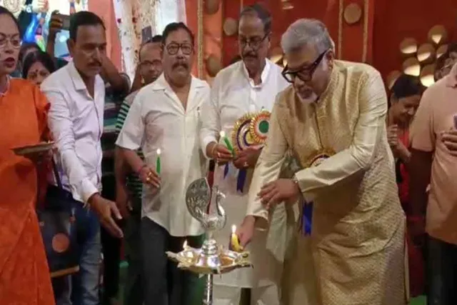 মার্কনি দক্ষিণপল্লী সার্বজনীন দুর্গাপূজা কমিটির উদ্বোধনী অনুষ্ঠানে হাজির হয়েছেন মন্ত্রী প্রদীপ মজুমদার