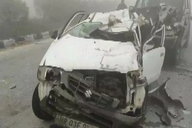 হাইওয়েতে বেশ কয়েকটি গাড়ির মুখোমুখি সংঘর্ষে গুরুতর আহত ৪