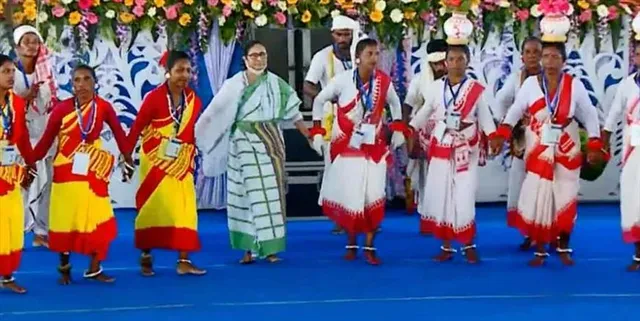 আদিবাসী অনুষ্ঠানে নাচের ছন্দে মাতলেন মুখ্যমন্ত্রী