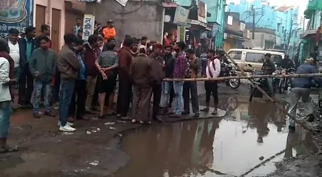 বেহাল রাস্তা সংস্কারের দাবিতে পথ অবরোধ স্থানীয়দের